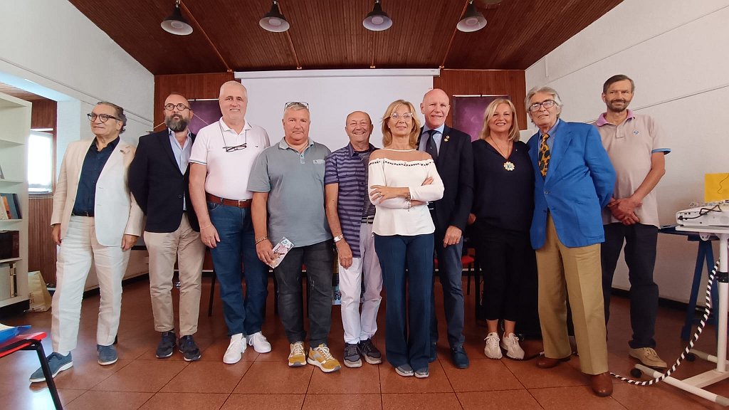 Gruppo premiati e autorità.jpg